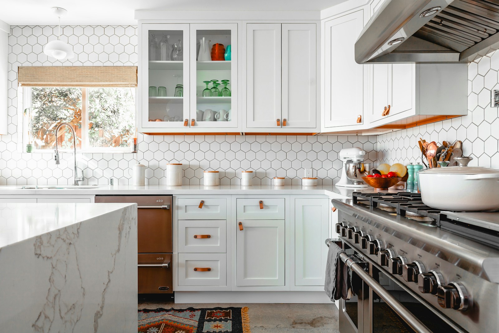 Cocina clara con superficies renovadas.