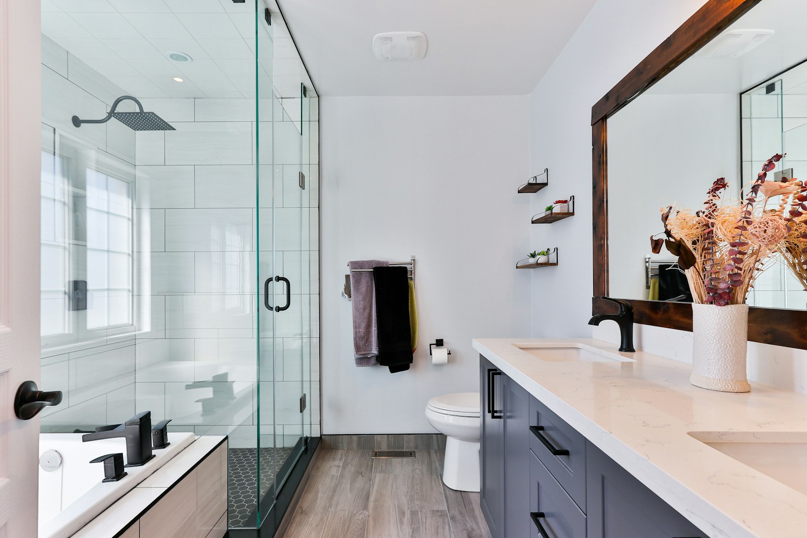 Baño actualizado con ducha y acabados neutros.